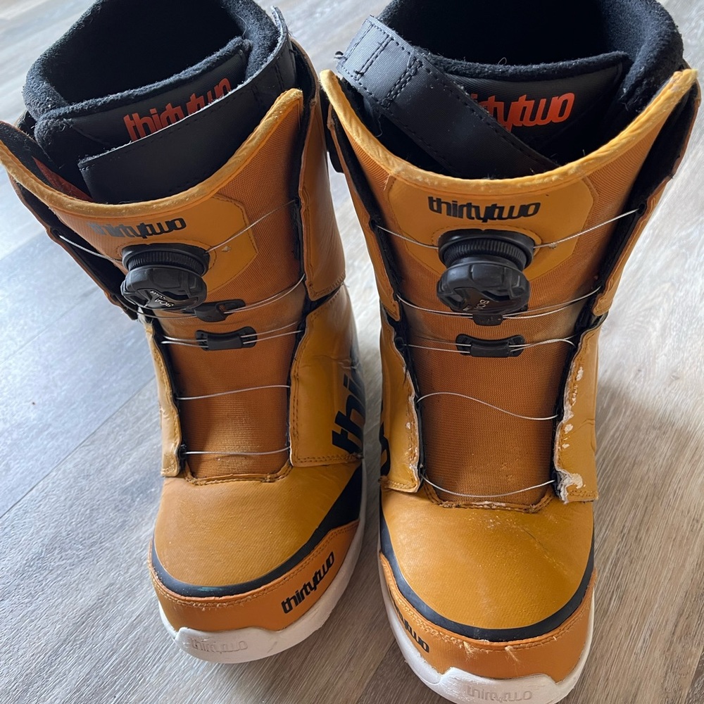 Thirty two snowboard boots